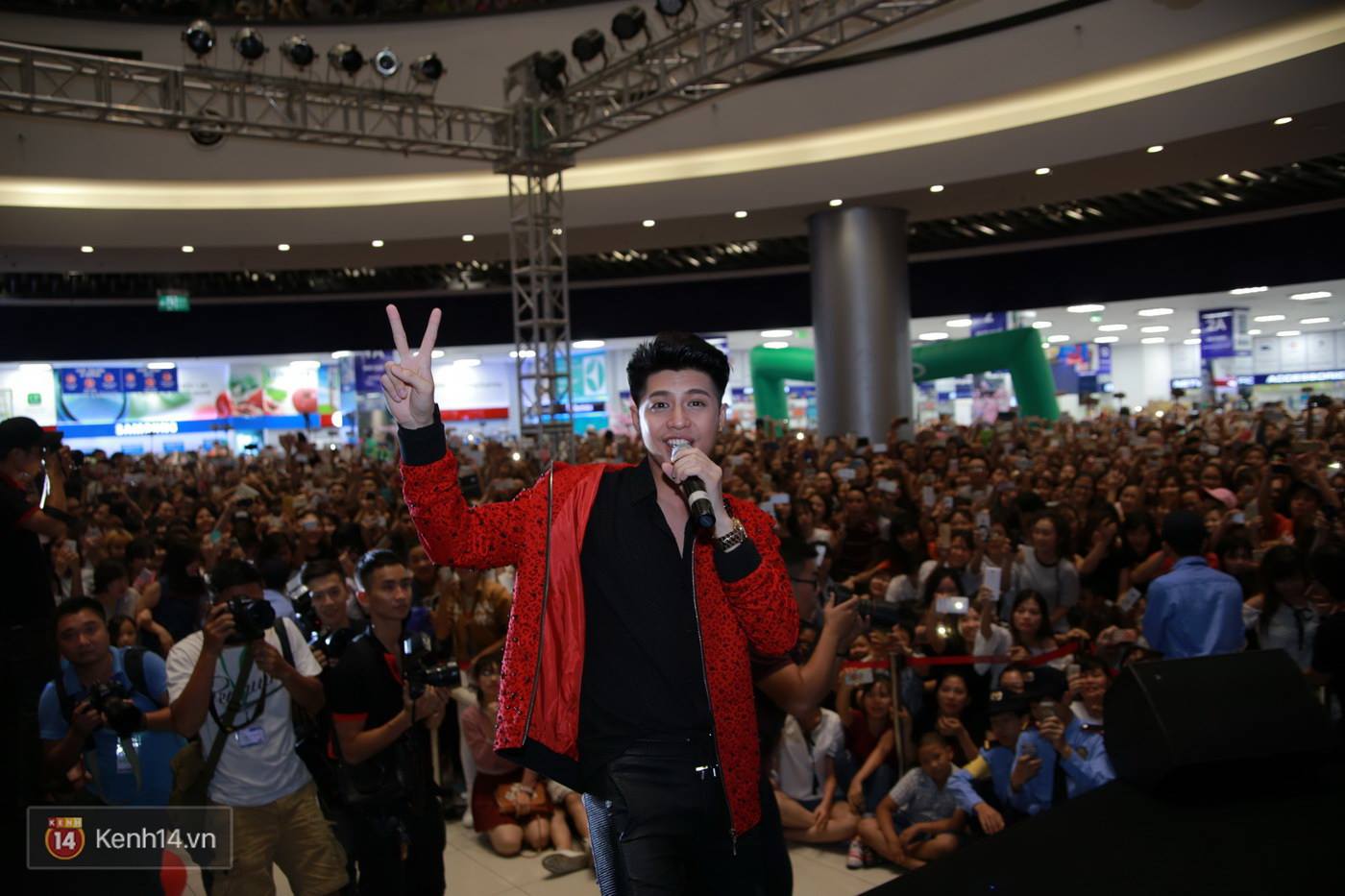 Không cần đến sao Hàn, Noo Phước Thịnh cũng đủ khiến Aeon Mall thất thủ - Ảnh 9. Không cần đến sao Hàn, Noo Phước Thịnh cũng đủ khiến Aeon Mall thất thủ - Ảnh 9.