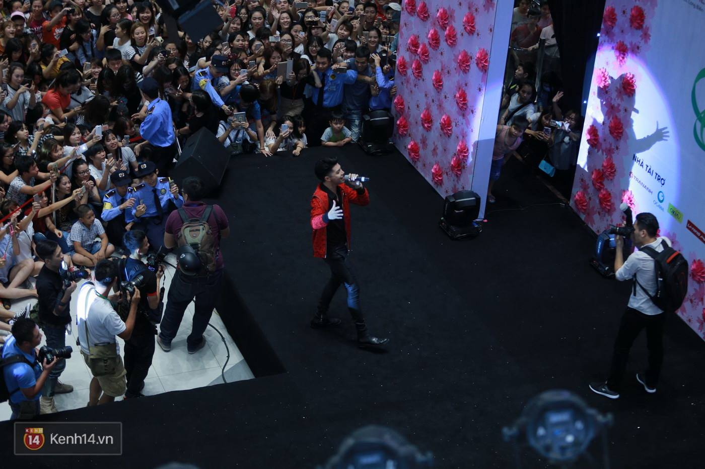 Không cần đến sao Hàn, Noo Phước Thịnh cũng đủ khiến Aeon Mall thất thủ - Ảnh 8. Không cần đến sao Hàn, Noo Phước Thịnh cũng đủ khiến Aeon Mall thất thủ - Ảnh 8.