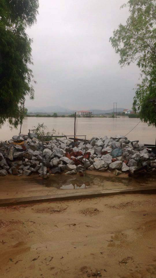 Mưa lớn ở Quảng Bình, cảnh báo lũ dâng cao tràn vào nhà dân - Ảnh 2. Mưa lớn ở Quảng Bình, cảnh báo lũ dâng cao tràn vào nhà dân - Ảnh 2.