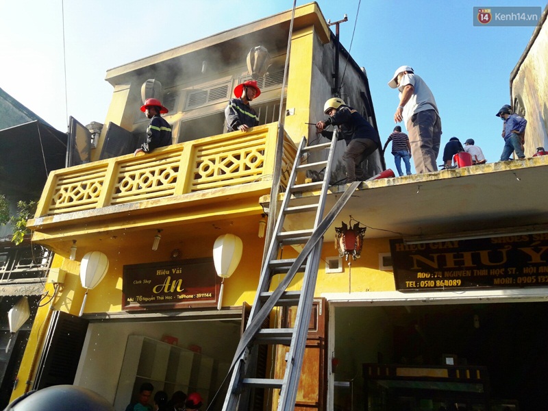 Cháy nhà cổ ở Hội An, thiêu rụi nhiều tài sản - Ảnh 1. Cháy nhà cổ ở Hội An, thiêu rụi nhiều tài sản - Ảnh 1.