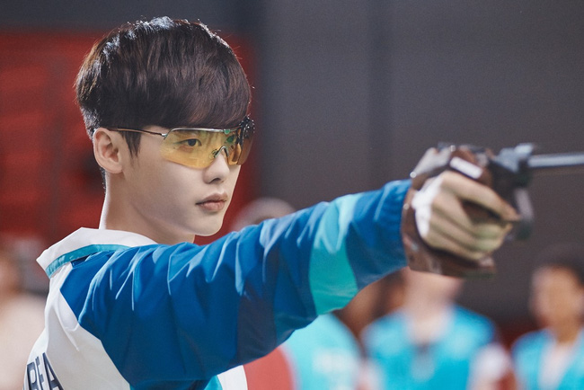 “W” - Chuyện như đùa: Lee Jong Suk thò tay khỏi màn hình, kéo Han Hyo Joo vào máy tính - Ảnh 21.