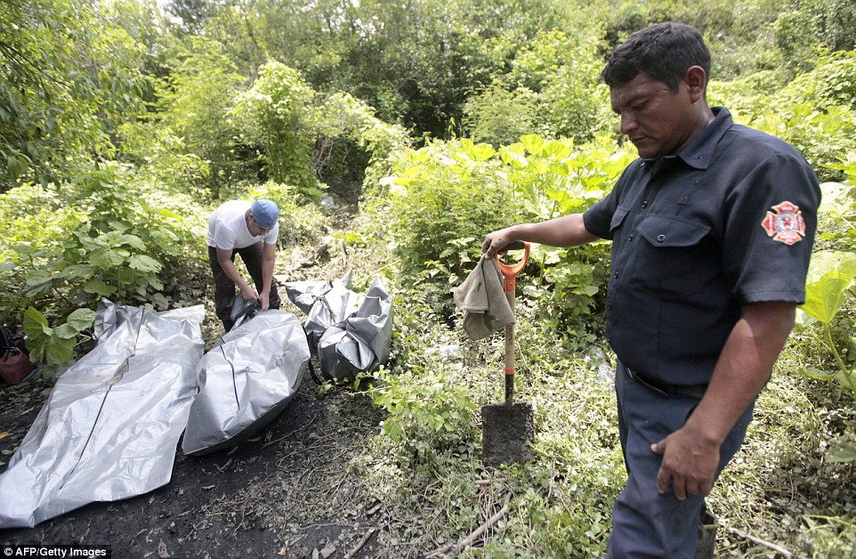 Chùm ảnh: Cảnh tượng đen tối tại một trong những thành phố nguy hiểm nhất thế giới - Ảnh 14. Chùm ảnh: Cảnh tượng đen tối tại một trong những thành phố nguy hiểm nhất thế giới - Ảnh 14.