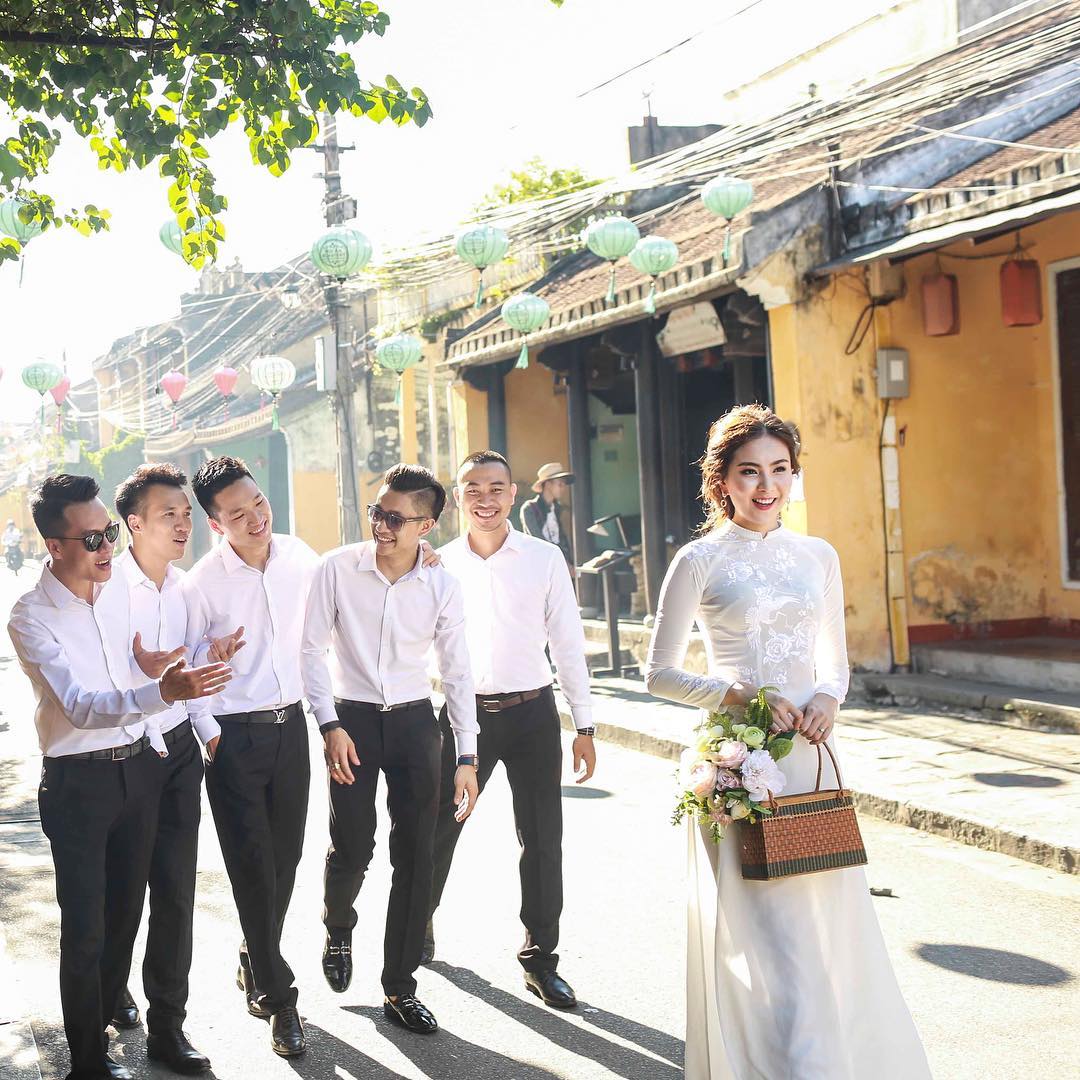 Ngắm trọn bộ 7 chiếc váy cưới, 4 bộ áo dài cùng loạt phụ kiện xa xỉ của cô gái thời tiết Mai Ngọc - Ảnh 24. Ngắm trọn bộ 7 chiếc váy cưới, 4 bộ áo dài cùng loạt phụ kiện xa xỉ của cô gái thời tiết Mai Ngọc - Ảnh 24.