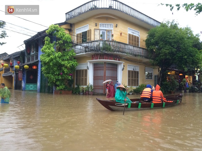 Hội An ngập trong nước lũ, dịch vụ chèo thuyền ngắm phố cổ hút khách - Ảnh 12.