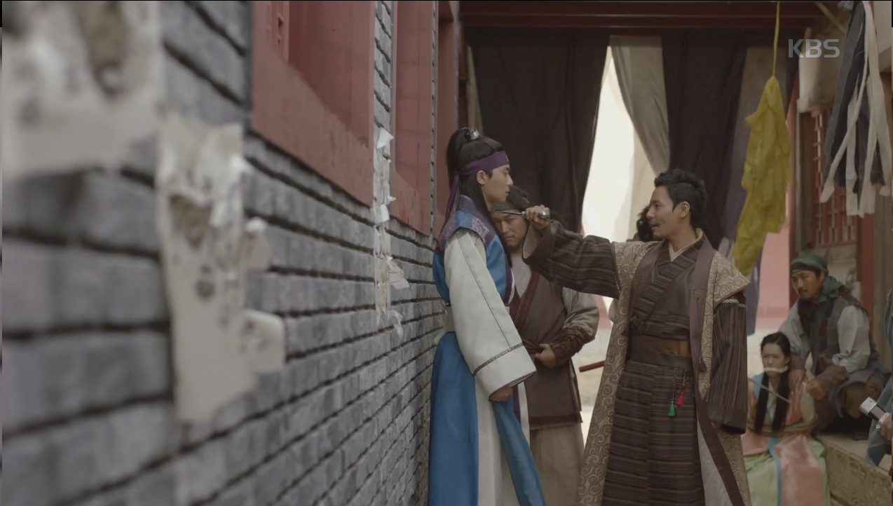 “Hwarang”: Sung Dong Il bất chấp thủ đoạn hòng chiêu mộ nhân tài - Ảnh 28. “Hwarang”: Sung Dong Il bất chấp thủ đoạn hòng chiêu mộ nhân tài - Ảnh 28.
