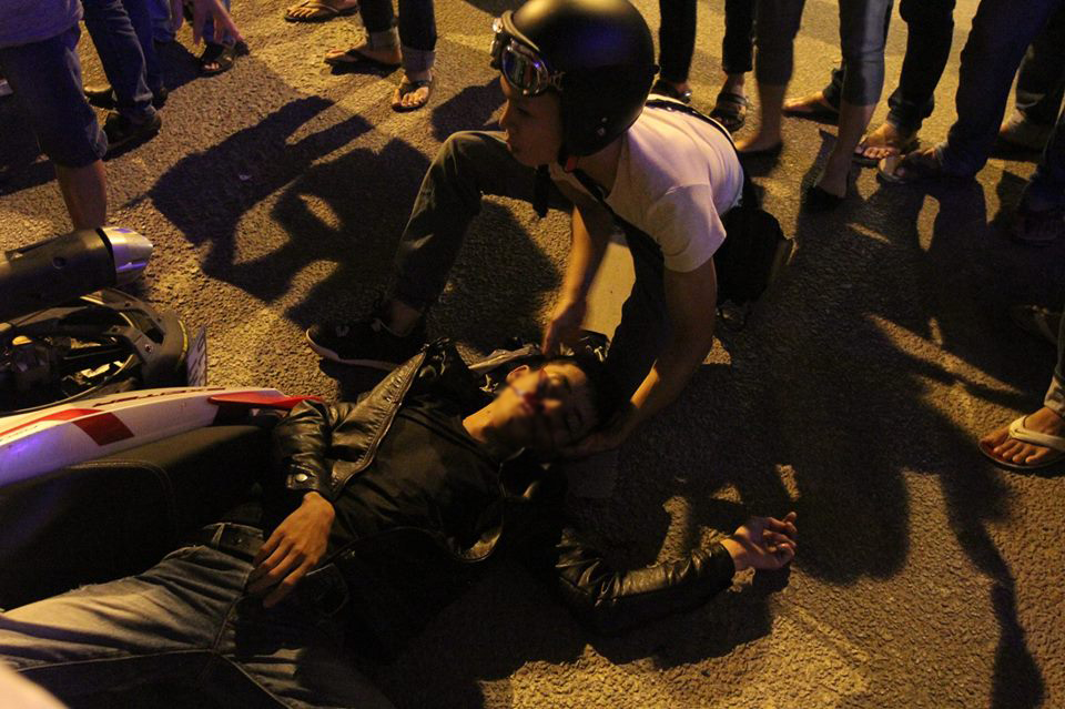 Huế: SH và Exciter đối đầu trong đêm khuya, 3 thanh niên bất tỉnh giữa đường - Ảnh 1. Huế: SH và Exciter đối đầu trong đêm khuya, 3 thanh niên bất tỉnh giữa đường - Ảnh 1.