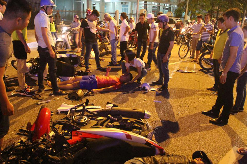 Huế: SH và Exciter đối đầu trong đêm khuya, 3 thanh niên bất tỉnh giữa đường - Ảnh 4. Huế: SH và Exciter đối đầu trong đêm khuya, 3 thanh niên bất tỉnh giữa đường - Ảnh 4.