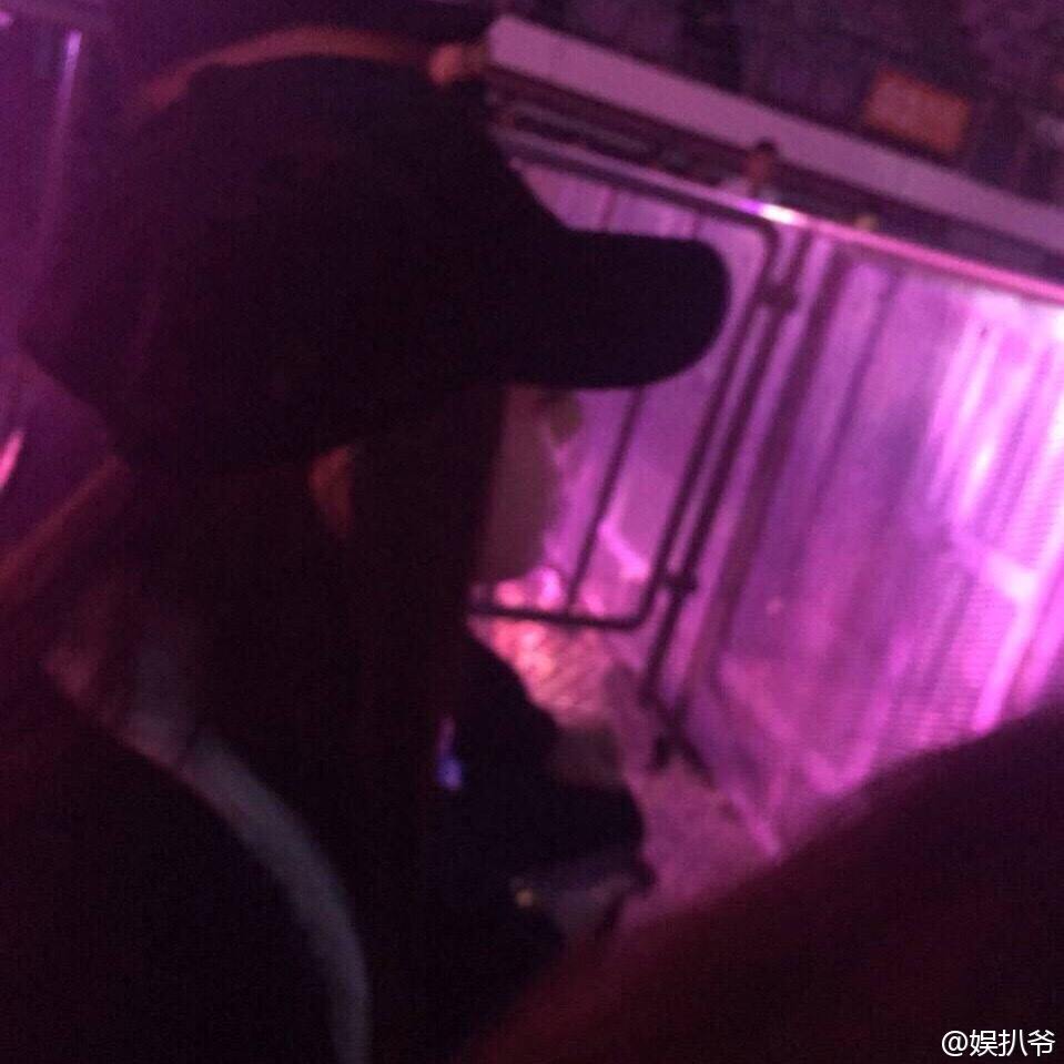 Địch Lệ Nhiệt Ba lộ ảnh bí mật tới concert của bạn trai tin đồn - Ảnh 3. Địch Lệ Nhiệt Ba lộ ảnh bí mật tới concert của bạn trai tin đồn - Ảnh 3.