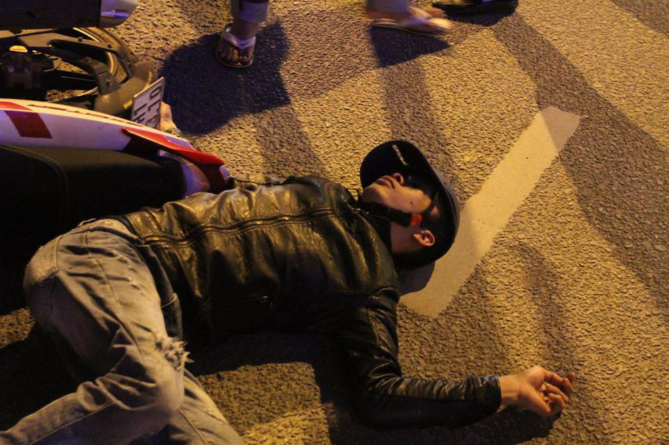 Huế: Trong đêm khuya, 2 xe máy “va nhau” 3 người nguy kịch - Ảnh 2. Huế: Trong đêm khuya, 2 xe máy “va nhau” 3 người nguy kịch - Ảnh 2.