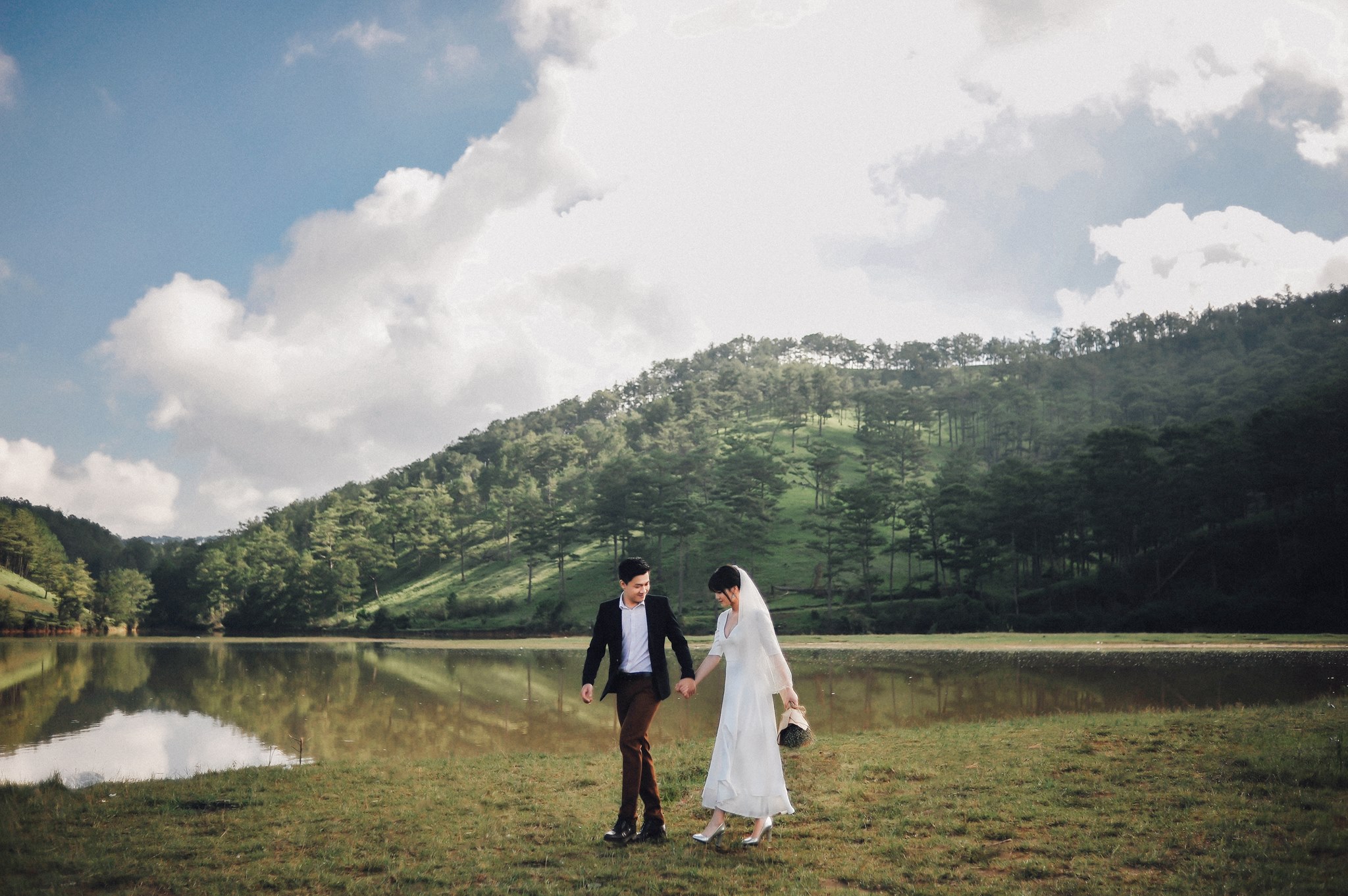 Trọn bộ ảnh cưới giản dị nhưng ngập tràn hạnh phúc của MC Trần Ngọc và 9x xinh đẹp - Ảnh 3. Trọn bộ ảnh cưới giản dị nhưng ngập tràn hạnh phúc của MC Trần Ngọc và 9x xinh đẹp - Ảnh 3.