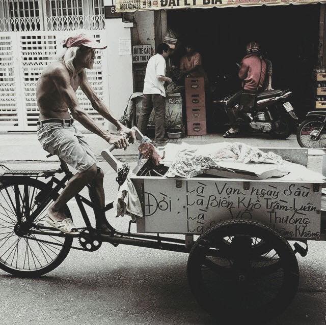 Người Sài Gòn thích thú với hình ảnh cụ ông trang trí xe ba gác bằng những triết lý sống sâu sắc - Ảnh 6.