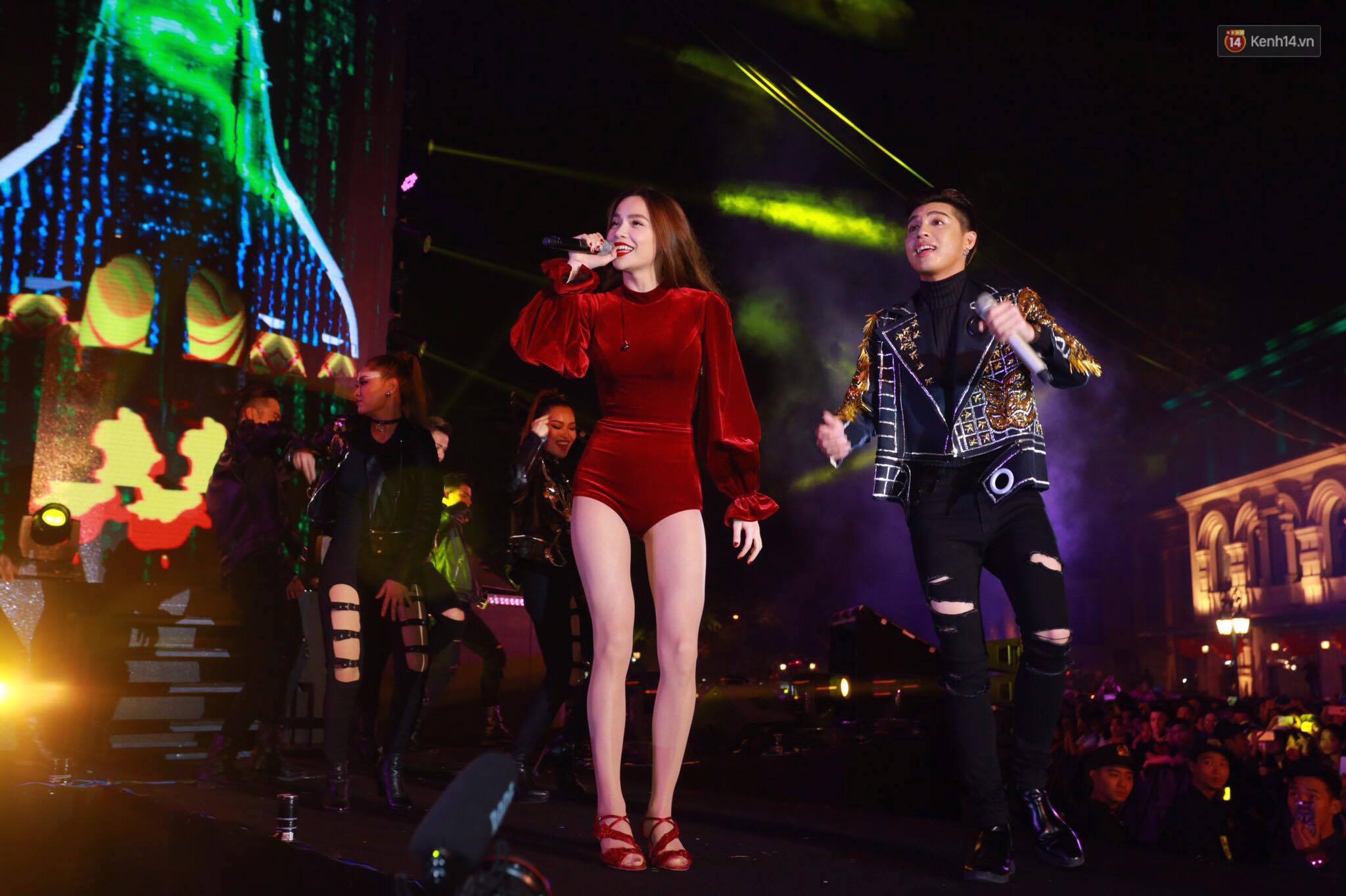 Hồ Ngọc Hà, Noo Phước Thịnh đốt cháy sân khấu Hà Nội ngày cuối năm - Ảnh 2. Hồ Ngọc Hà, Noo Phước Thịnh đốt cháy sân khấu Hà Nội ngày cuối năm - Ảnh 2.