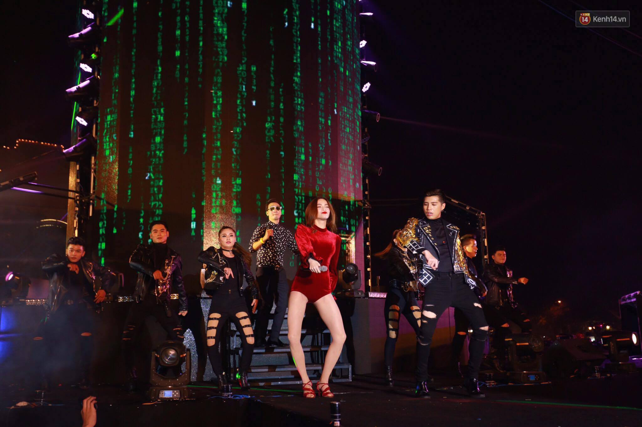 Hồ Ngọc Hà, Noo Phước Thịnh đốt cháy sân khấu Hà Nội ngày cuối năm - Ảnh 1. Hồ Ngọc Hà, Noo Phước Thịnh đốt cháy sân khấu Hà Nội ngày cuối năm - Ảnh 1.