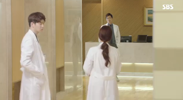 Doctors: Ngày Lee Sung Kyung chơi đểu Park Shin Hye cuối cùng cũng đến - Ảnh 12. Doctors: Ngày Lee Sung Kyung chơi đểu Park Shin Hye cuối cùng cũng đến - Ảnh 12.