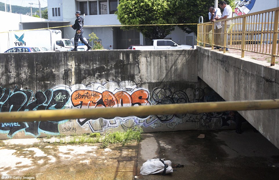Chùm ảnh: Cảnh tượng đen tối tại một trong những thành phố nguy hiểm nhất thế giới - Ảnh 15. Chùm ảnh: Cảnh tượng đen tối tại một trong những thành phố nguy hiểm nhất thế giới - Ảnh 15.
