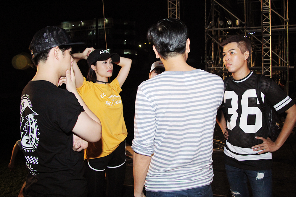 Đông Nhi cùng ê-kíp chạy sân khấu cho liveshow đến 4 giờ sáng - Ảnh 7. Đông Nhi cùng ê-kíp chạy sân khấu cho liveshow đến 4 giờ sáng - Ảnh 7.