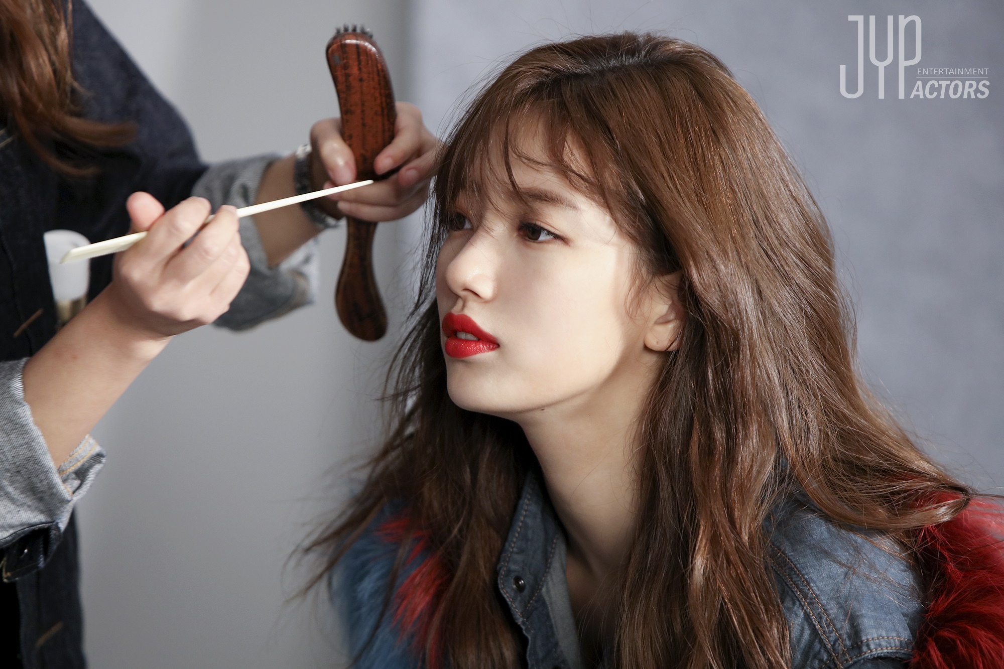 Suzy đẹp rạng ngời, lấp ló vòng một nảy nở trong loạt hình hậu trường chụp tạp chí - Ảnh 20. Suzy đẹp rạng ngời, lấp ló vòng một nảy nở trong loạt hình hậu trường chụp tạp chí - Ảnh 20.