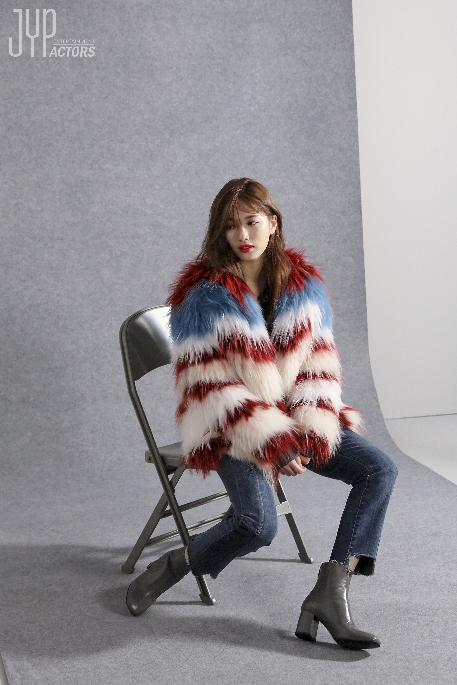 Suzy đẹp rạng ngời, lấp ló vòng một nảy nở trong loạt hình hậu trường chụp tạp chí - Ảnh 11. Suzy đẹp rạng ngời, lấp ló vòng một nảy nở trong loạt hình hậu trường chụp tạp chí - Ảnh 11.