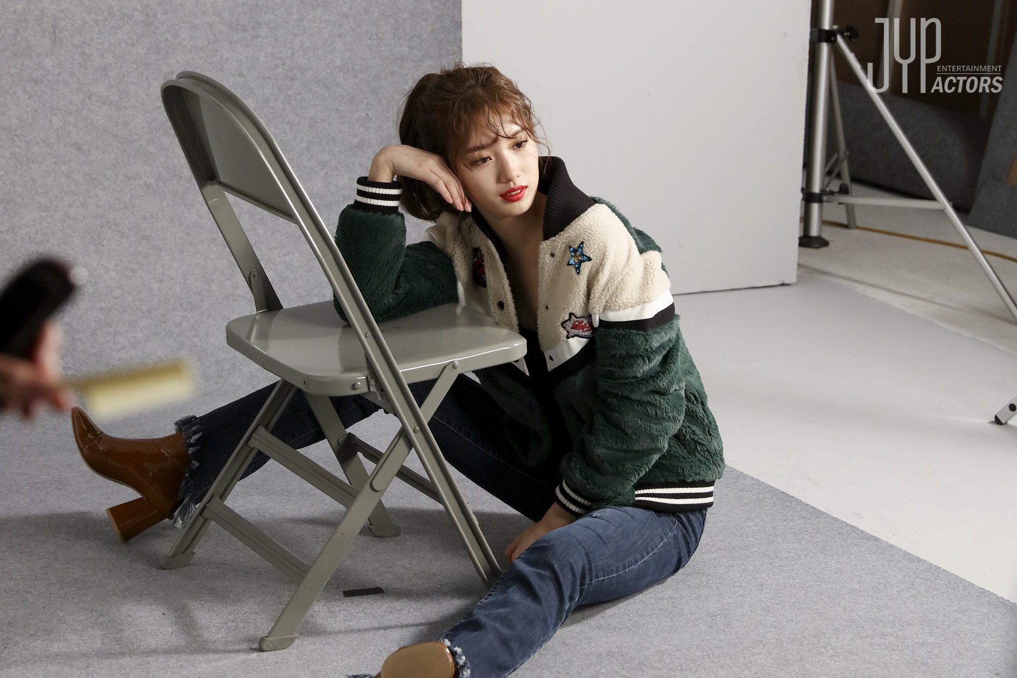 Suzy đẹp rạng ngời, lấp ló vòng một nảy nở trong loạt hình hậu trường chụp tạp chí - Ảnh 21. Suzy đẹp rạng ngời, lấp ló vòng một nảy nở trong loạt hình hậu trường chụp tạp chí - Ảnh 21.