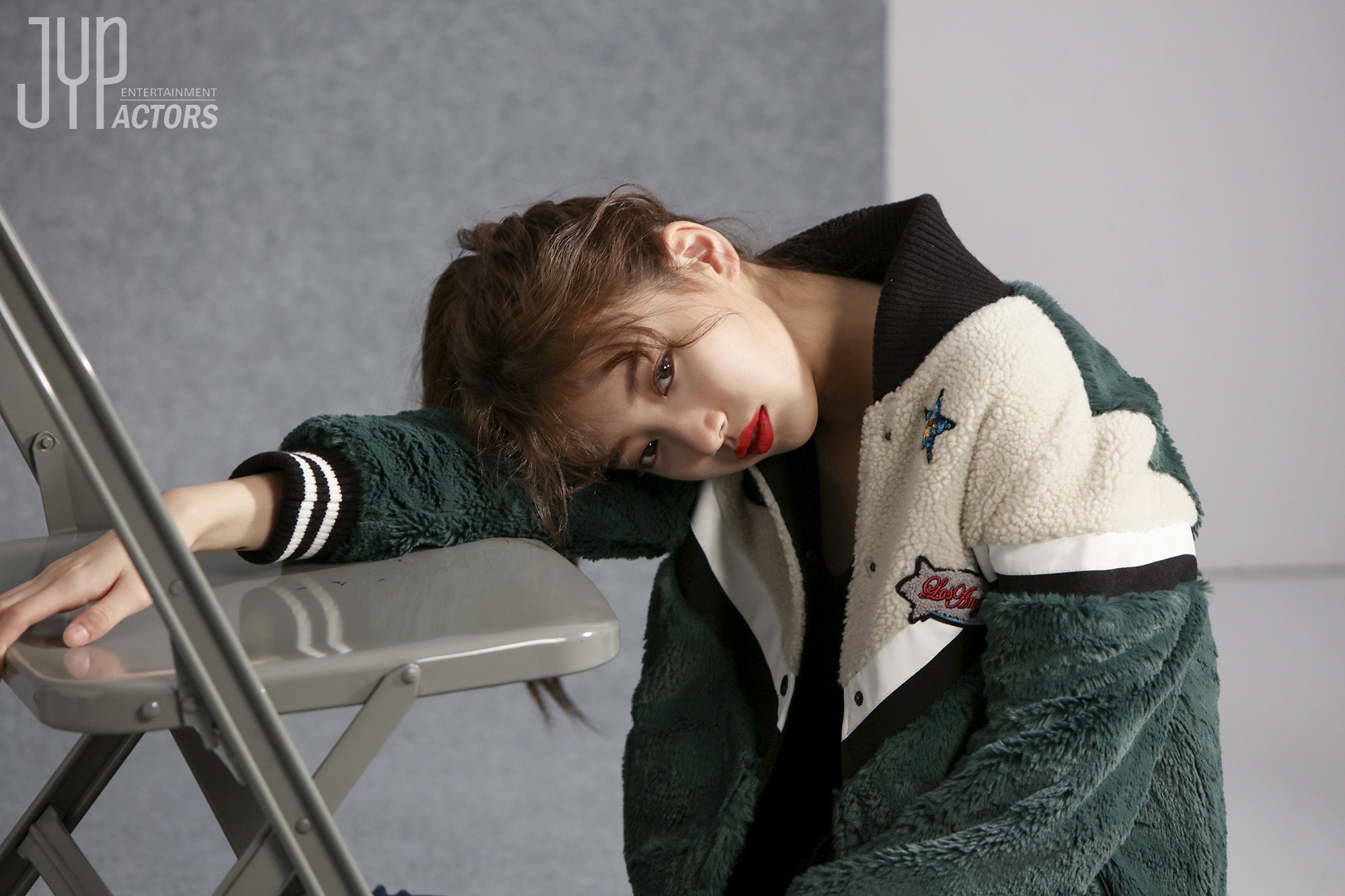 Suzy đẹp rạng ngời, lấp ló vòng một nảy nở trong loạt hình hậu trường chụp tạp chí - Ảnh 22. Suzy đẹp rạng ngời, lấp ló vòng một nảy nở trong loạt hình hậu trường chụp tạp chí - Ảnh 22.