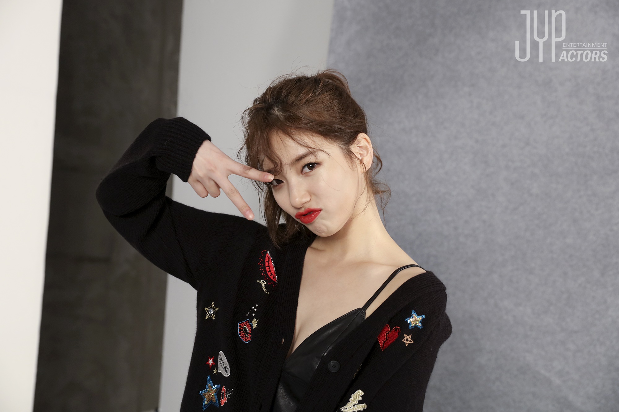 Suzy đẹp rạng ngời, lấp ló vòng một nảy nở trong loạt hình hậu trường chụp tạp chí - Ảnh 14. Suzy đẹp rạng ngời, lấp ló vòng một nảy nở trong loạt hình hậu trường chụp tạp chí - Ảnh 14.