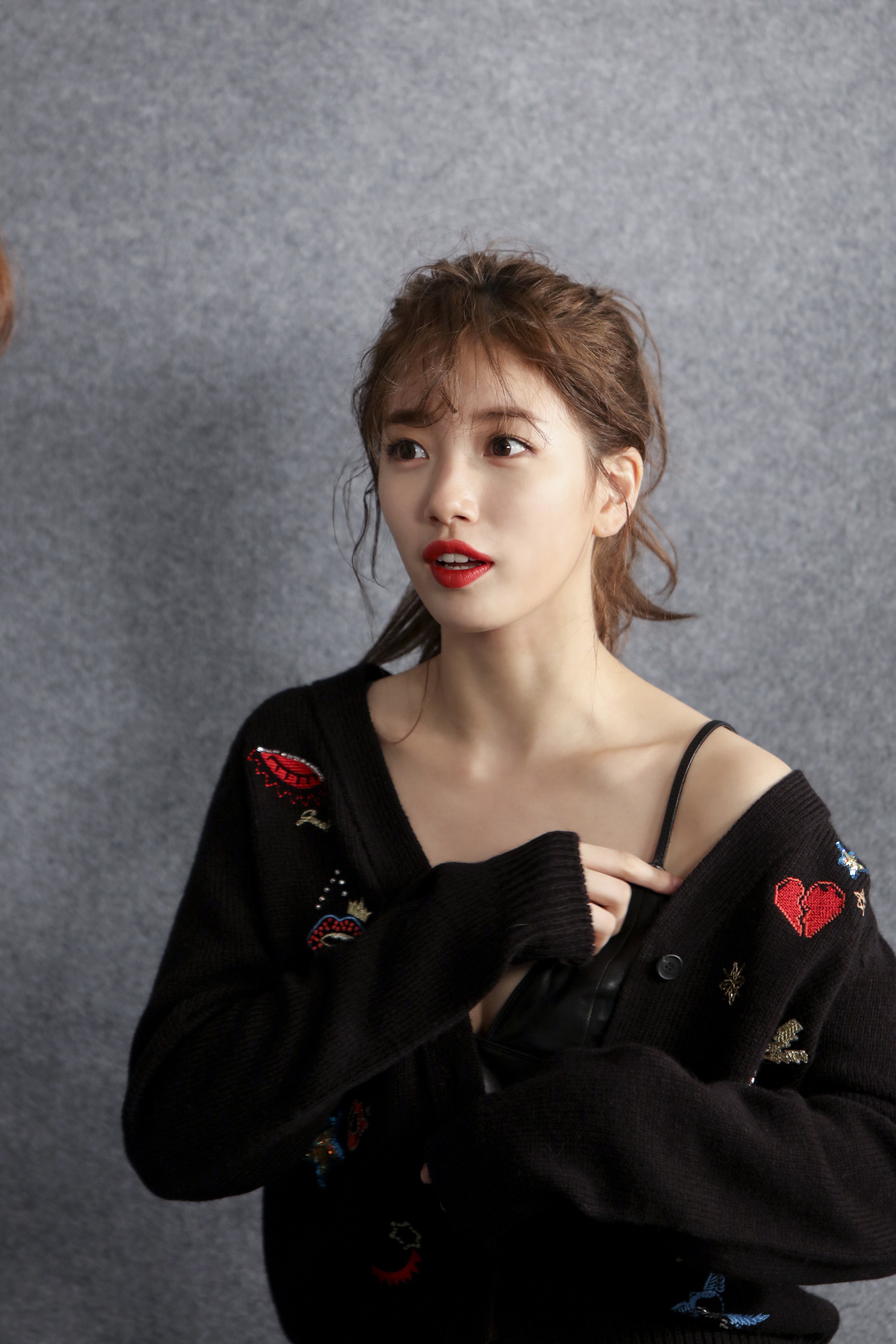 Suzy đẹp rạng ngời, lấp ló vòng một nảy nở trong loạt hình hậu trường chụp tạp chí - Ảnh 18. Suzy đẹp rạng ngời, lấp ló vòng một nảy nở trong loạt hình hậu trường chụp tạp chí - Ảnh 18.