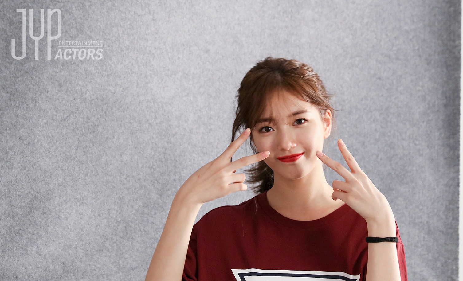 Suzy đẹp rạng ngời, lấp ló vòng một nảy nở trong loạt hình hậu trường chụp tạp chí - Ảnh 25. Suzy đẹp rạng ngời, lấp ló vòng một nảy nở trong loạt hình hậu trường chụp tạp chí - Ảnh 25.