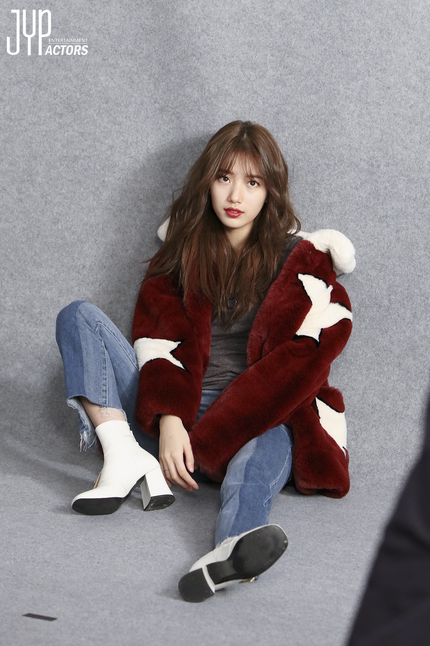 Suzy đẹp rạng ngời, lấp ló vòng một nảy nở trong loạt hình hậu trường chụp tạp chí - Ảnh 5. Suzy đẹp rạng ngời, lấp ló vòng một nảy nở trong loạt hình hậu trường chụp tạp chí - Ảnh 5.