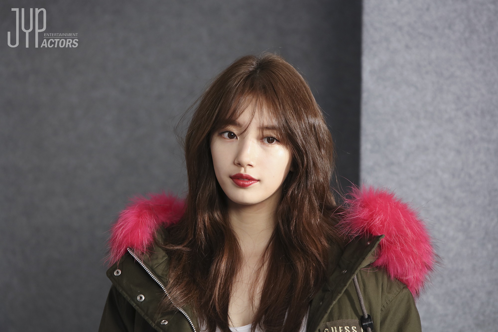 Suzy đẹp rạng ngời, lấp ló vòng một nảy nở trong loạt hình hậu trường chụp tạp chí - Ảnh 6. Suzy đẹp rạng ngời, lấp ló vòng một nảy nở trong loạt hình hậu trường chụp tạp chí - Ảnh 6.