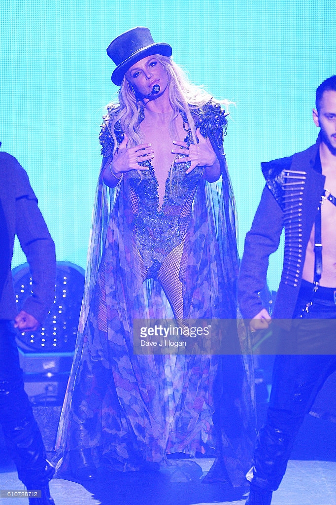 Fan tá hỏa vì gương mặt phờ phạc của Britney sau show diễn 90 phút - Ảnh 7. Fan tá hỏa vì gương mặt phờ phạc của Britney sau show diễn 90 phút - Ảnh 7.