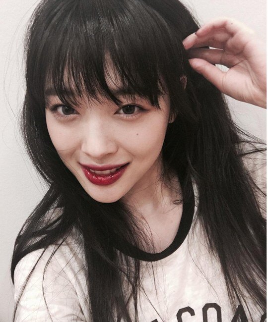 Đến hẹn lại lên, Sulli gây sốc vì bàn tay hư hỏng và biểu cảm gợi tình - Ảnh 2. Đến hẹn lại lên, Sulli gây sốc vì bàn tay hư hỏng và biểu cảm gợi tình - Ảnh 2.