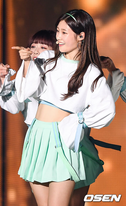Khư khư che vòng 2 khi mặc croptop, nữ thần thế hệ mới bị nghi béo bụng - Ảnh 3. Khư khư che vòng 2 khi mặc croptop, nữ thần thế hệ mới bị nghi béo bụng - Ảnh 3.