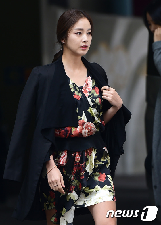 Lâu lắm mới thấy hai ngọc nữ Hàn Kim Tae Hee và Han Ji Min đọ sắc như thế này ở sự kiện - Ảnh 2. Lâu lắm mới thấy hai ngọc nữ Hàn Kim Tae Hee và Han Ji Min đọ sắc như thế này ở sự kiện - Ảnh 2.