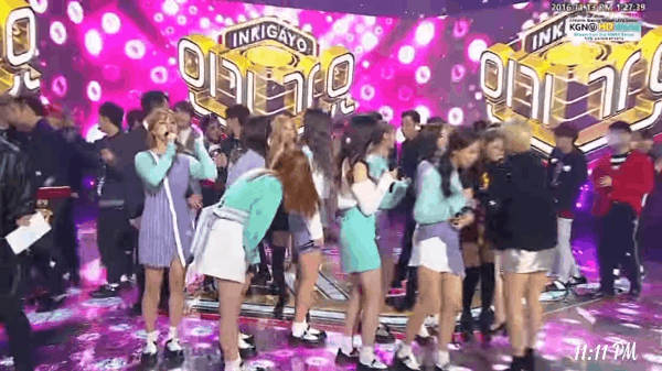 Mặc fan chửi nhau, Black Pink và TWICE vẫn thân thiết cực dễ thương trên sân khấu - Ảnh 2. Mặc fan chửi nhau, Black Pink và TWICE vẫn thân thiết cực dễ thương trên sân khấu - Ảnh 2.