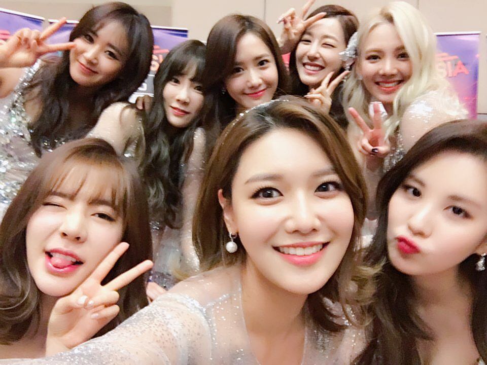 Phản ứng một trời một vực của khán giả khi idol khác và SNSD biểu diễn - Ảnh 9. Phản ứng một trời một vực của khán giả khi idol khác và SNSD biểu diễn - Ảnh 9.