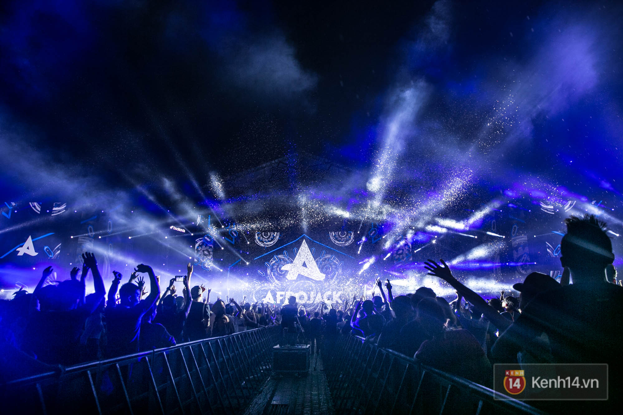 DJ Afrojack cùng dàn nghệ sĩ Việt khuấy động hàng nghìn khán giả trong đêm nhạc EDM - Ảnh 2. DJ Afrojack cùng dàn nghệ sĩ Việt khuấy động hàng nghìn khán giả trong đêm nhạc EDM - Ảnh 2.