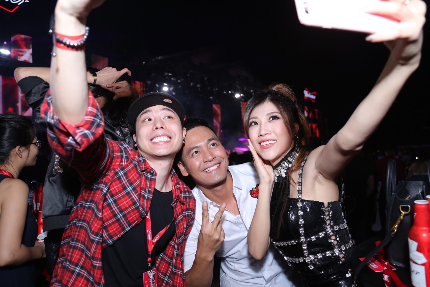 DJ Afrojack cùng dàn nghệ sĩ Việt khuấy động hàng nghìn khán giả trong đêm nhạc EDM - Ảnh 16. DJ Afrojack cùng dàn nghệ sĩ Việt khuấy động hàng nghìn khán giả trong đêm nhạc EDM - Ảnh 16.