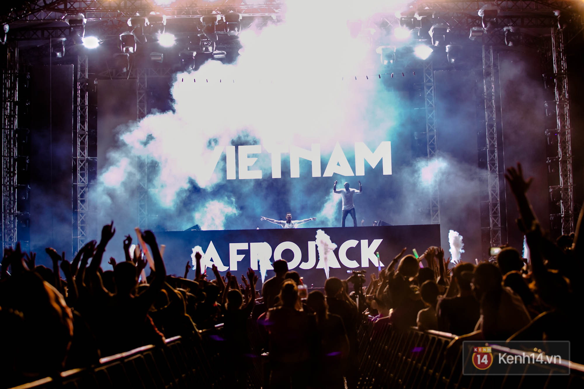 DJ Afrojack cùng dàn nghệ sĩ Việt khuấy động hàng nghìn khán giả trong đêm nhạc EDM - Ảnh 6. DJ Afrojack cùng dàn nghệ sĩ Việt khuấy động hàng nghìn khán giả trong đêm nhạc EDM - Ảnh 6.