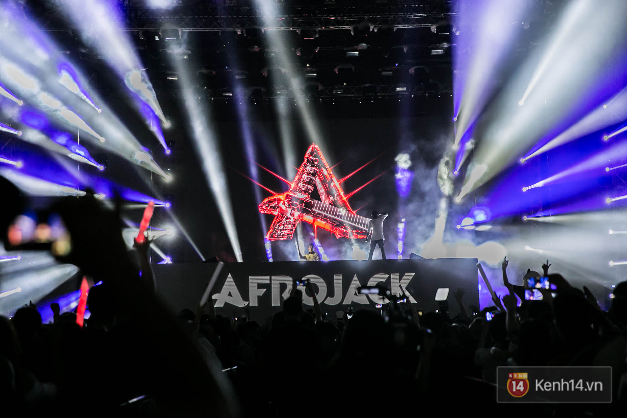 DJ Afrojack cùng dàn nghệ sĩ Việt khuấy động hàng nghìn khán giả trong đêm nhạc EDM - Ảnh 9. DJ Afrojack cùng dàn nghệ sĩ Việt khuấy động hàng nghìn khán giả trong đêm nhạc EDM - Ảnh 9.