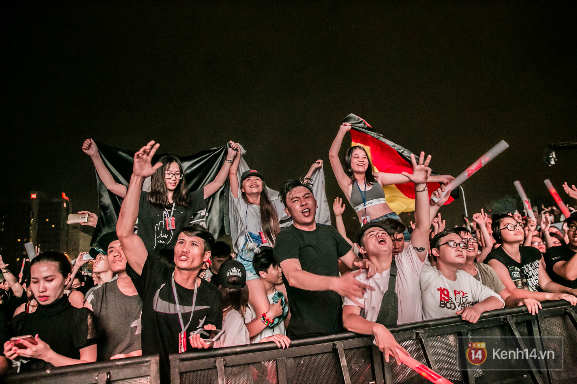 DJ Afrojack cùng dàn nghệ sĩ Việt khuấy động hàng nghìn khán giả trong đêm nhạc EDM - Ảnh 8. DJ Afrojack cùng dàn nghệ sĩ Việt khuấy động hàng nghìn khán giả trong đêm nhạc EDM - Ảnh 8.