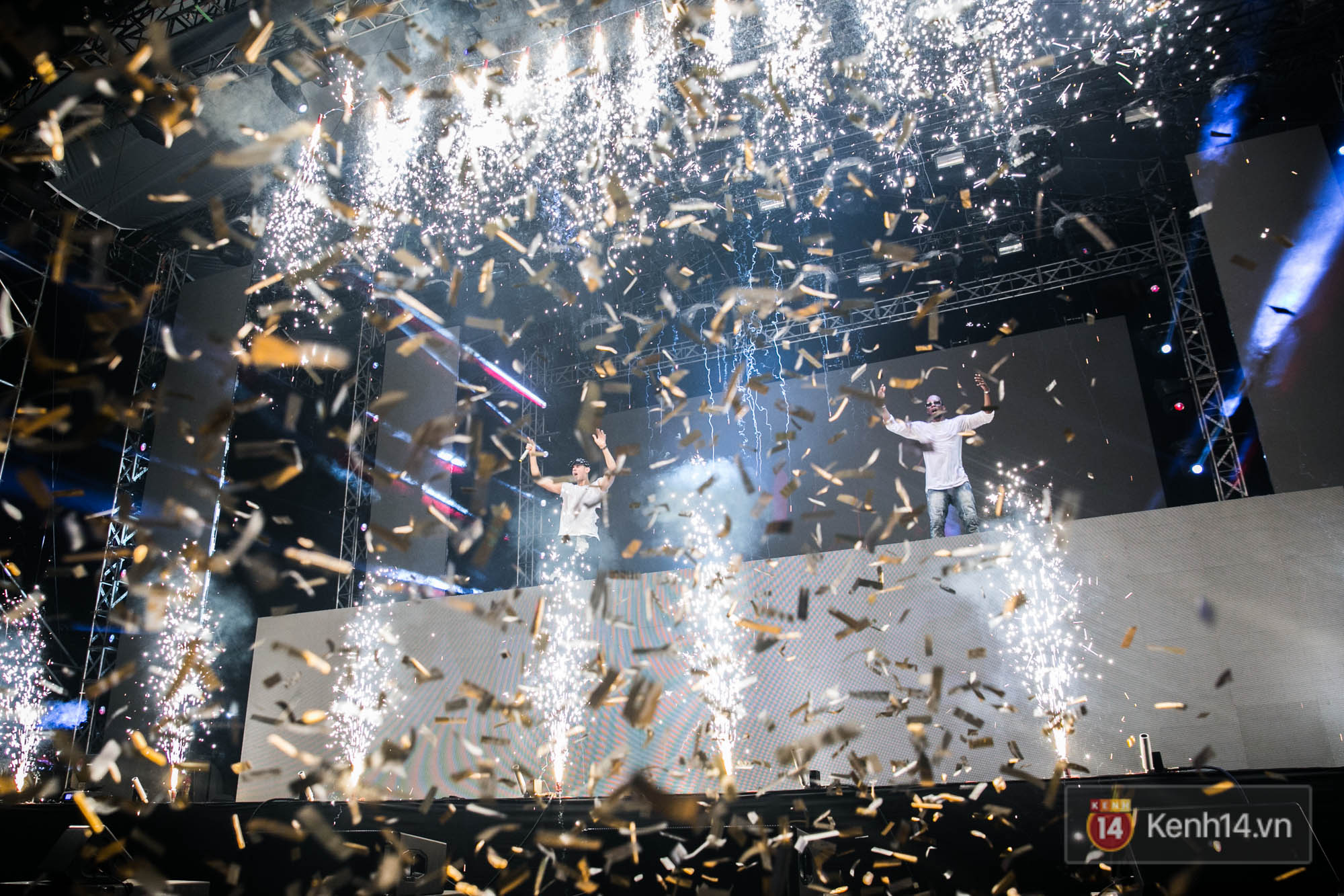 DJ Afrojack cùng dàn nghệ sĩ Việt khuấy động hàng nghìn khán giả trong đêm nhạc EDM - Ảnh 11. DJ Afrojack cùng dàn nghệ sĩ Việt khuấy động hàng nghìn khán giả trong đêm nhạc EDM - Ảnh 11.