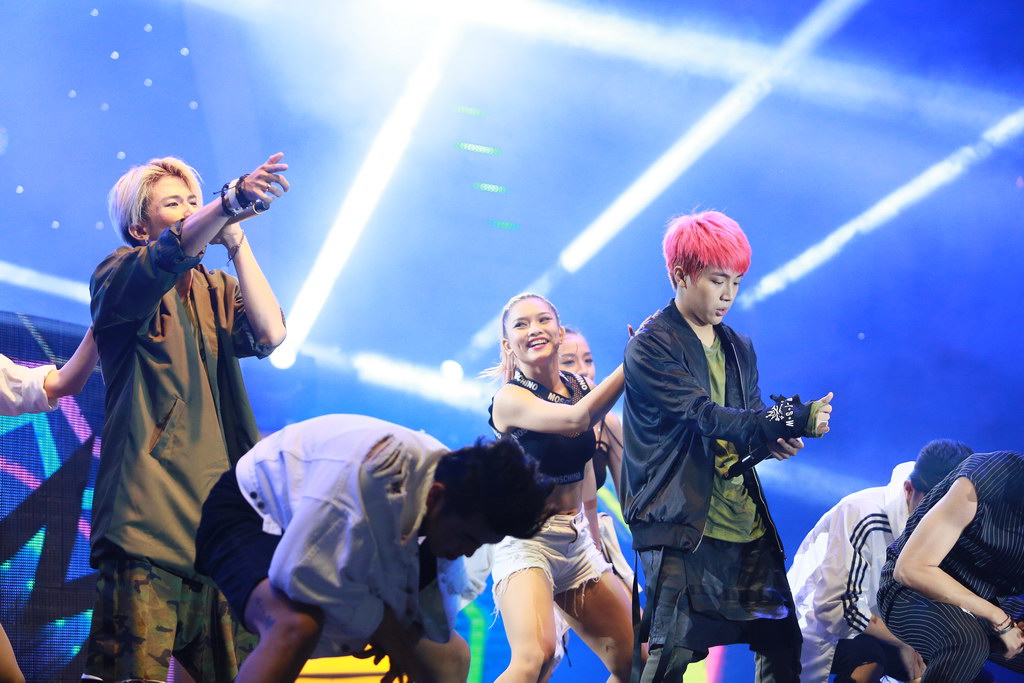 Ông Cao Thắng ôm từ phía sau, bí mật cùng fan mừng sinh nhật sớm cho Đông Nhi - Ảnh 21. Ông Cao Thắng ôm từ phía sau, bí mật cùng fan mừng sinh nhật sớm cho Đông Nhi - Ảnh 21.