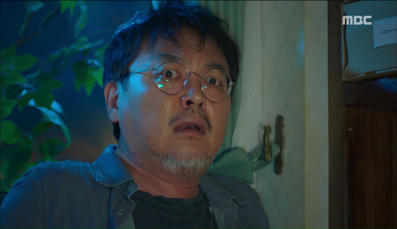 “W”: Từ cuộc đời vạn người mê, Lee Jong Suk và Han Hyo Joo giờ đây không khác gì ăn mày - Ảnh 23. “W”: Từ cuộc đời vạn người mê, Lee Jong Suk và Han Hyo Joo giờ đây không khác gì ăn mày - Ảnh 23.