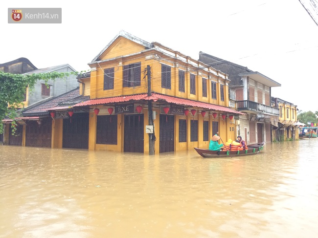 Hội An ngập trong nước lũ, dịch vụ chèo thuyền ngắm phố cổ hút khách - Ảnh 1.