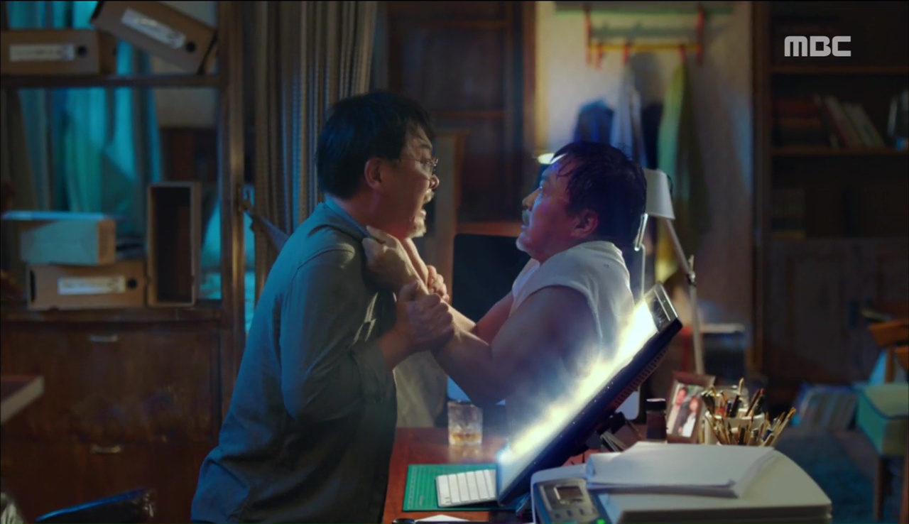 “W”: Từ cuộc đời vạn người mê, Lee Jong Suk và Han Hyo Joo giờ đây không khác gì ăn mày - Ảnh 24. “W”: Từ cuộc đời vạn người mê, Lee Jong Suk và Han Hyo Joo giờ đây không khác gì ăn mày - Ảnh 24.