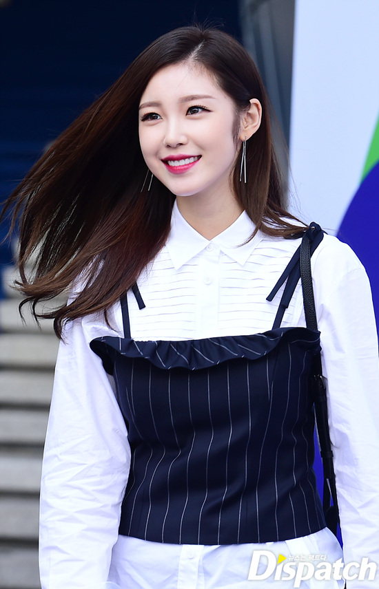 Sooyoung mặc sến, Hyomin khoe chân dài bất tận dự show tại Tuần lễ thời trang Seoul - Ảnh 17.