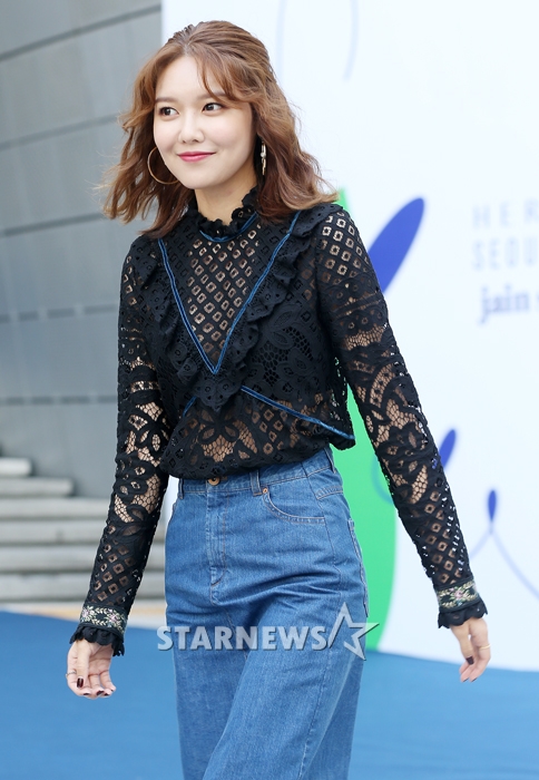 Sooyoung mặc sến, Hyomin khoe chân dài bất tận dự show tại Tuần lễ thời trang Seoul - Ảnh 13.
