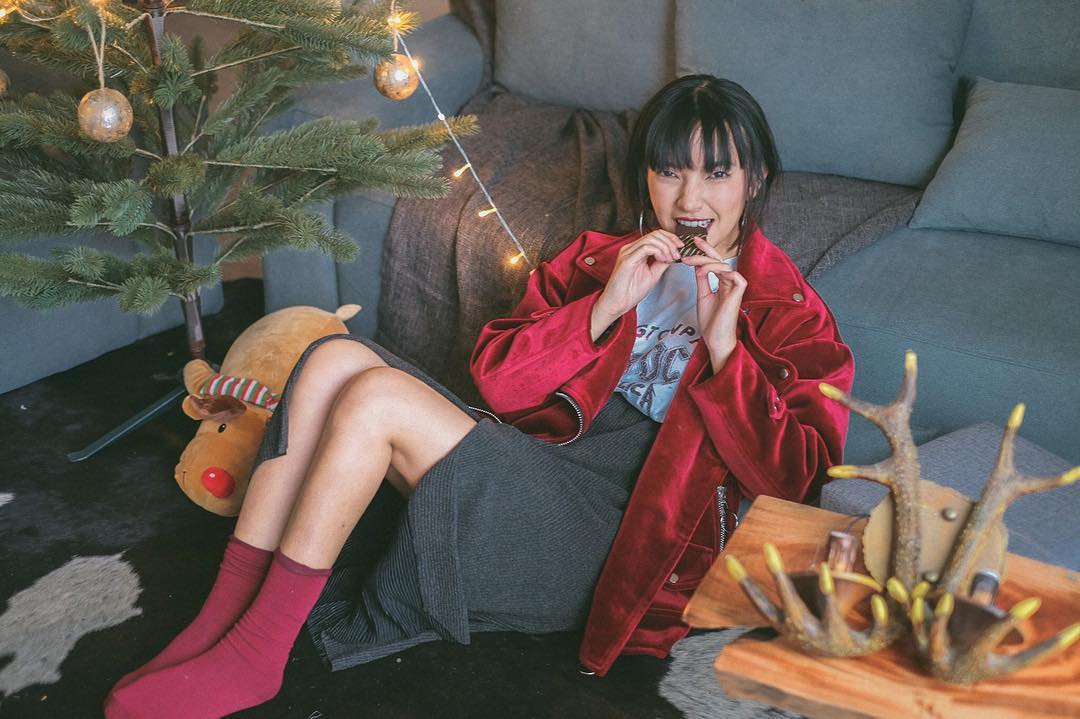 Giáng sinh không lạnh thì diện gì cho ra chất lễ hội bây giờ? Dễ lắm cứ theo 7 gợi ý này là xong ngay! - Ảnh 1. Giáng sinh không lạnh thì diện gì cho ra chất lễ hội bây giờ? Dễ lắm cứ theo 7 gợi ý này là xong ngay! - Ảnh 1.