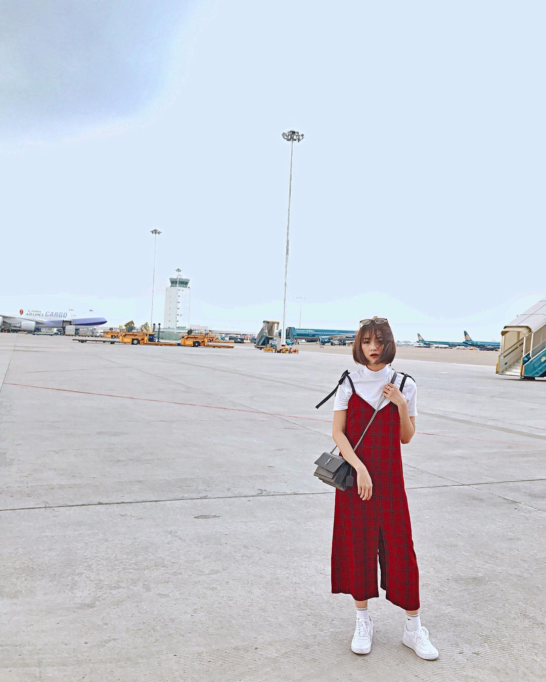 Giáng sinh không lạnh thì diện gì cho ra chất lễ hội bây giờ? Dễ lắm cứ theo 7 gợi ý này là xong ngay! - Ảnh 3. Giáng sinh không lạnh thì diện gì cho ra chất lễ hội bây giờ? Dễ lắm cứ theo 7 gợi ý này là xong ngay! - Ảnh 3.