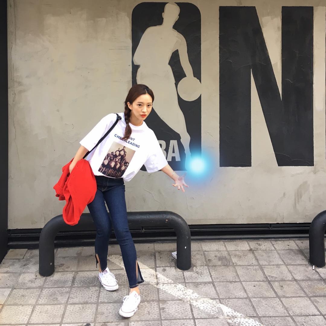 5 mẫu sneaker một khi đã diện cùng đồng phục thì đẹp khỏi chê - Ảnh 3. 5 mẫu sneaker một khi đã diện cùng đồng phục thì đẹp khỏi chê - Ảnh 3.